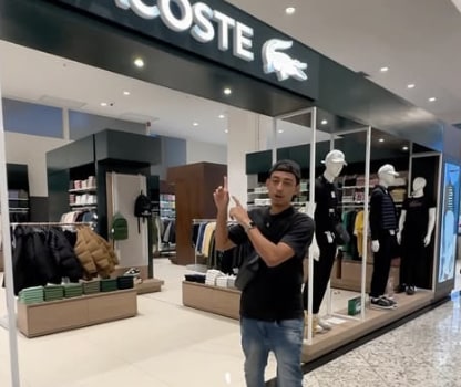 Marcelino na loja da Lacoste, comprando para um cliente
